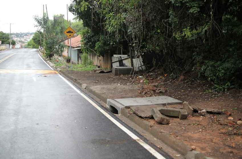 Casa é invadida por água e moradora diz que prefeitura tampou manilha