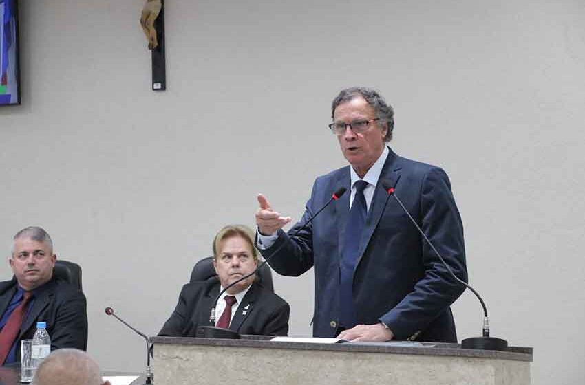 Em discurso de posse, Toninho Bellini admite dificuldade de “fechar a conta”