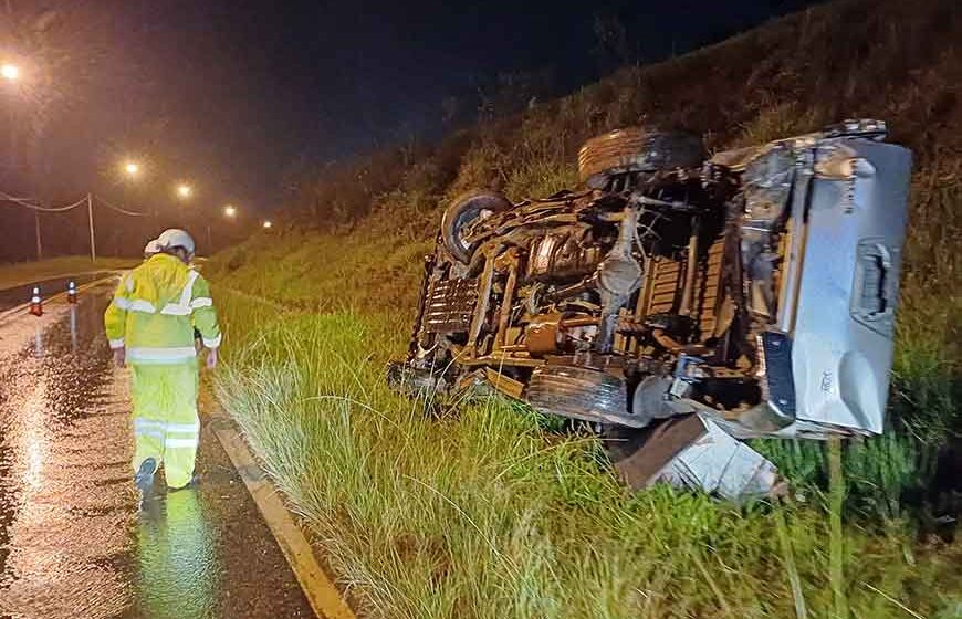 Caminhonete despenca de barranco em acidente na SP-147