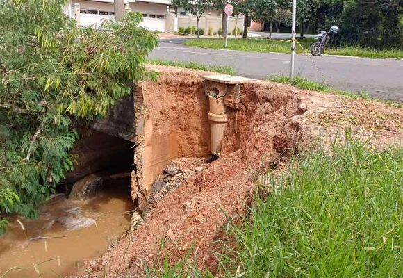 Situação do córrego do Santa Marta se agrava e moradores cobram solução