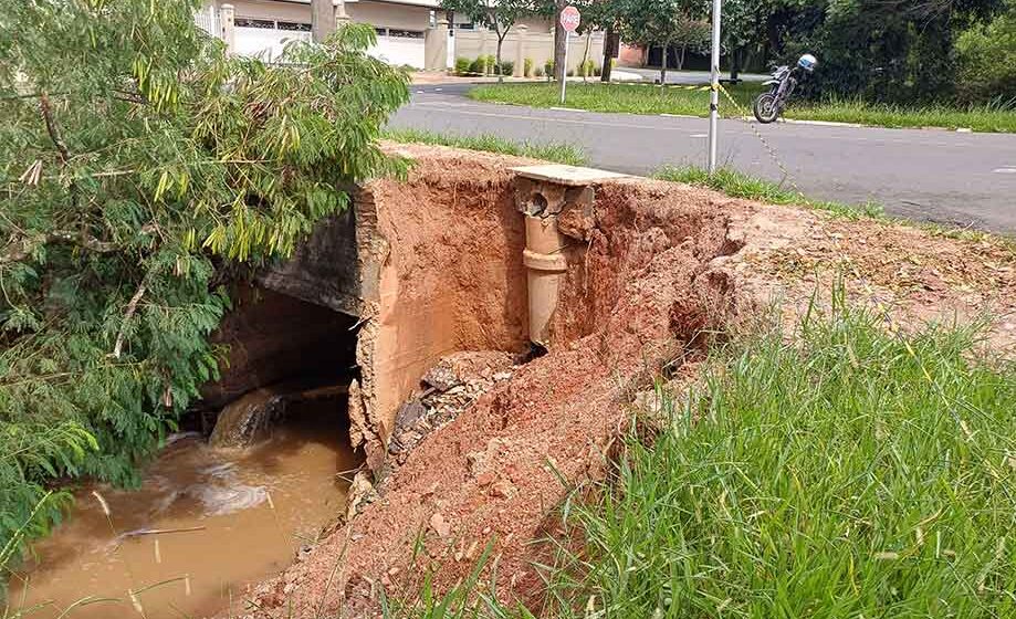 Situação do córrego do Santa Marta se agrava e moradores cobram solução