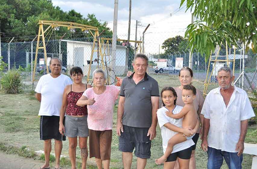 Moradores do Nosso Teto não aguentam mais conviver com fedor de esgoto todos os dias