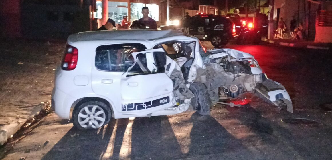 Uno fica destruído após colidir contra poste na Av. Brasil