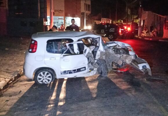 Uno fica destruído após colidir contra poste na Av. Brasil