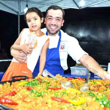 A pequena Manuela já se aventura pelos segredos da culinária da família Soares