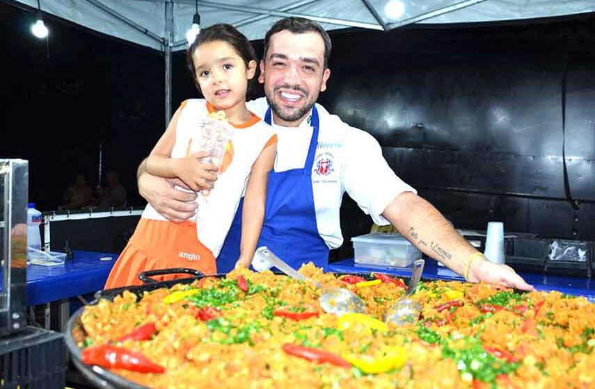 A pequena Manuela já se aventura pelos segredos da culinária da família Soares