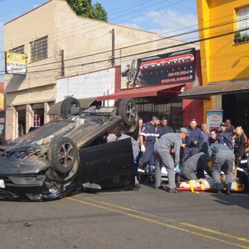 Onix capota na Rio Branco após atingir Corsa estacionado