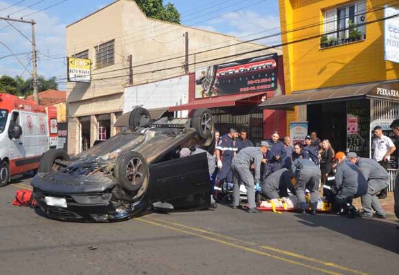 Onix capota na Rio Branco após atingir Corsa estacionado