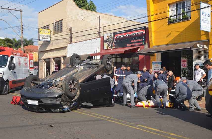 Onix capota na Rio Branco após atingir Corsa estacionado