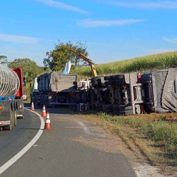 Caminhão carregado com carvão tomba na Itapira/Guaçu