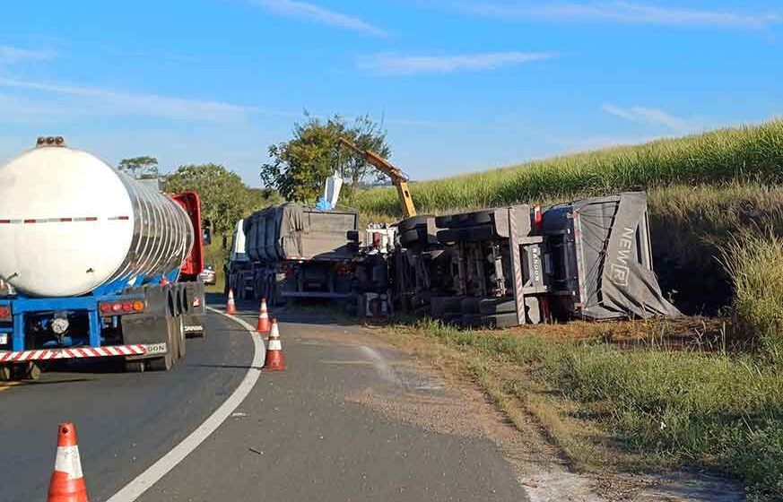 Caminhão carregado com carvão tomba na Itapira/Guaçu