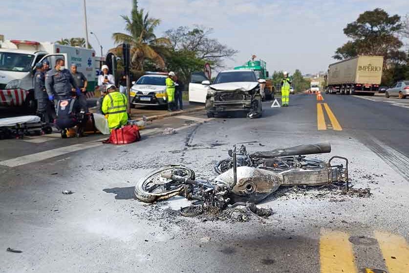 Moto pega fogo após colisão na SP-352; um fica ferido