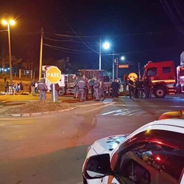 Jovem de 17 anos morre após colisão de moto e caminhão na SP-352