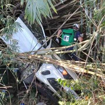 Carro cai em ribanceira na SP-147 após colisão com caminhão
