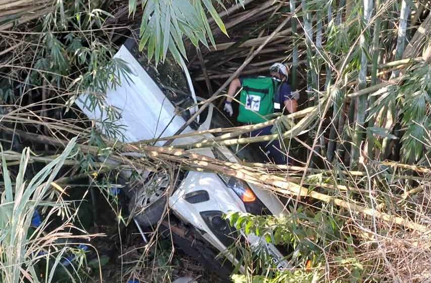 Carro cai em ribanceira na SP-147 após colisão com caminhão