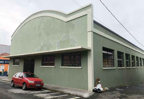 Reforma do “Mercadão” completa dois anos de atraso sob sombra de gastos milionários